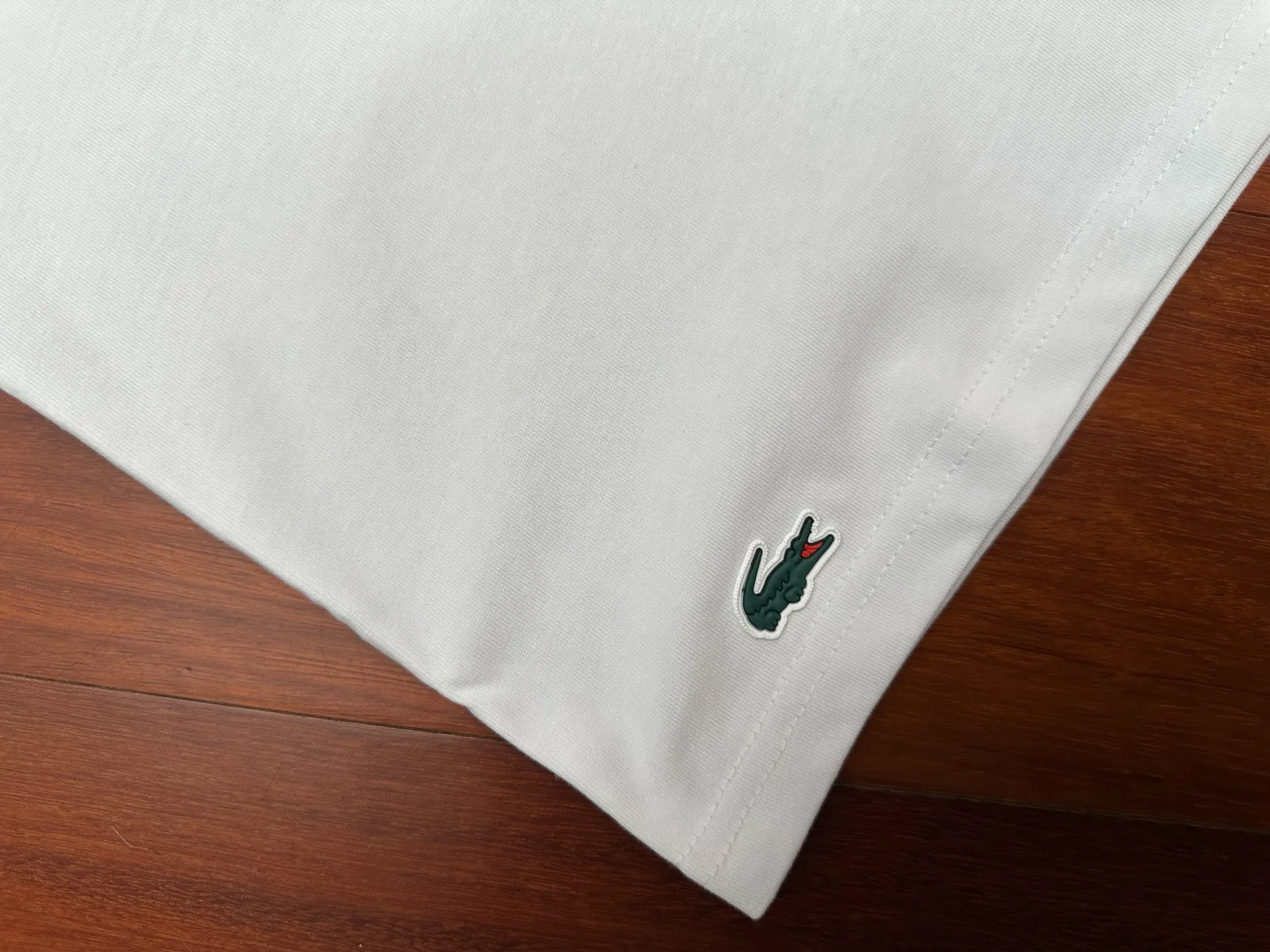 🔥P95💰LACOSTE/French Crocodile 2026 Spring and Summer New Arrival simple letter printed silicone fish short-sleeved T-shirt. Selected 230 grams of 100% cotton fabric, skin-friendly and breathable, full of drape, comfortable and unrestricted for daily wear. The wiring is neat, the texture is comparable to that of a counter, and the price/performance ratio is excellent. The brand letter printing on the front brings visual impact, and the gradient Color Change design breaks the monotony and is full of personality. Paired with the Classic silicone crocodile logo, it highlights the brand style in a low-key manner. Complete with three labels and branded accessories, each model has its own sense of luxury. Whether paired with jeans or sweatpants, you can wear it with a light and luxurious feel, Quality's benchmark counter! Color: Black, White, Navy Blue Size: S M L XL